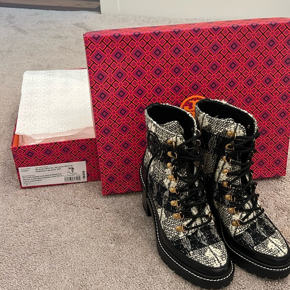Tory Burch Lace up boots black and white size 7